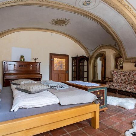 Ambrozuv Dvur Lägenhet Pouzdrany Exteriör bild