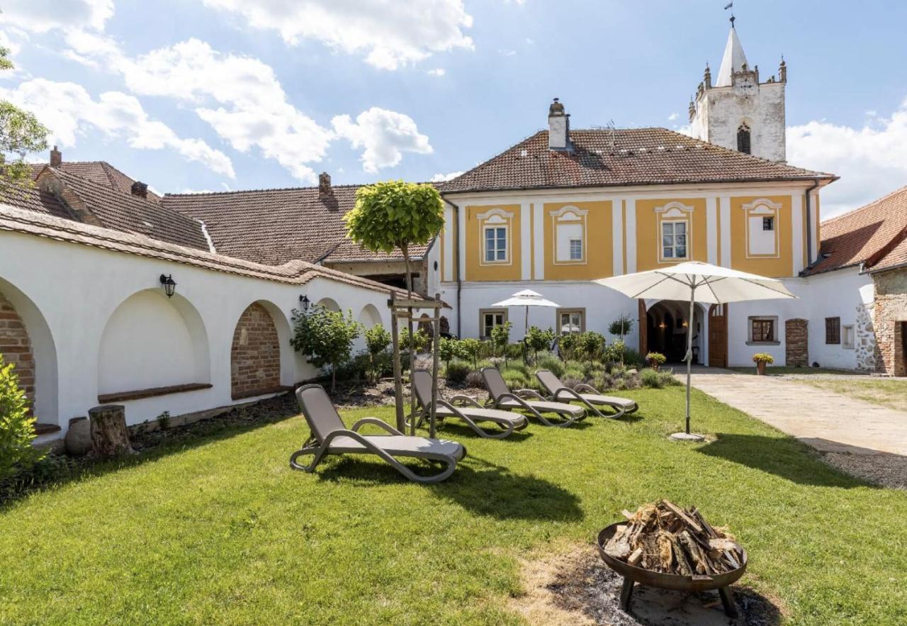 Ambrozuv Dvur Lägenhet Pouzdrany Exteriör bild